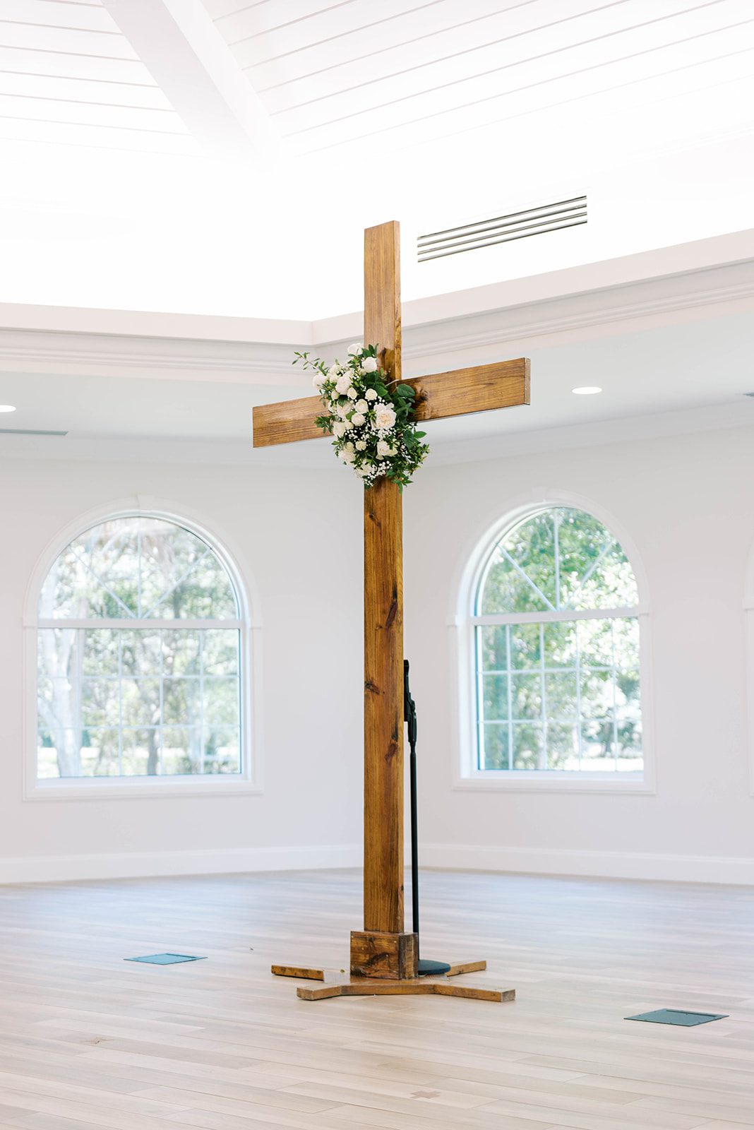 Harborside Chapel in Tampa Florida wooden cross with white florals