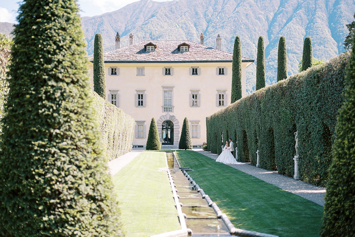 bride walks along hedges at Villa Balbiano on Lake Como